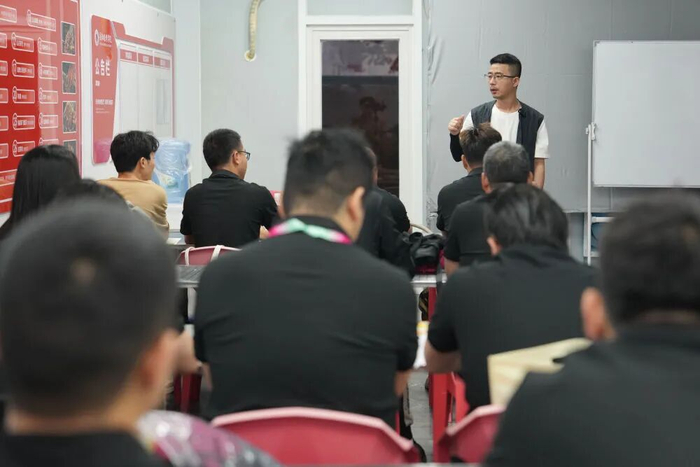 5月19日，学员们在岳阳烧烤学院接受创业指导。新华社记者 薛宇舸 摄