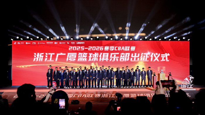   12月9日，浙江广厦篮球俱乐部成员在出征仪式上合影。新华社记者 江汉 摄