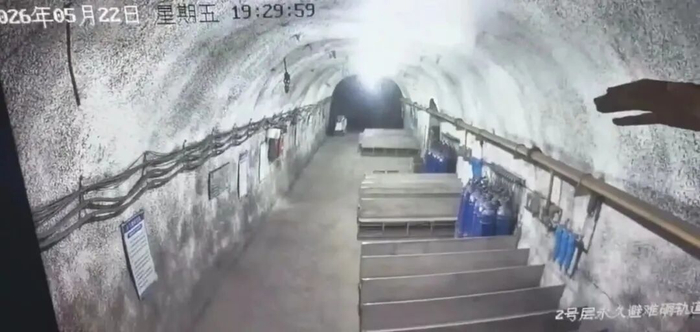 监控显示事故发生时的井下画面。图源：央视新闻