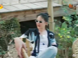 周迅这姿势太帅了，墨镜一戴小腿一翘，直接化身为周导演！