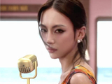 腻腻扬起裙摆，此刻她只想在音乐里沉醉