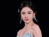 唐诗逸冰蓝长裙漫步海岸线，优雅如抒情诗