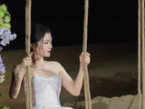 任敏海边荡秋千身披月光