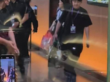 杨紫今天追剧团下班给粉丝送礼物了！里面还有签名，好羡慕