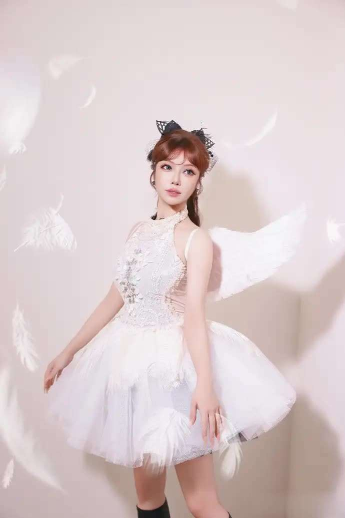  这场风波已经远远超出了一个姐姐的去留问题，它犹如一面镜子，照出了当下综艺节目在流量逻辑和实力主义之间的种种扭曲。当舞台上的失误能够依靠人气来弥补，当一个本应严谨的赛制被质疑为某种剧本的工具，那么《乘风破浪》的初衷到底还能剩下多少？维妮娜的眼泪与质问，不仅是在问一个节目的评分标准，更是在追问整个娱乐行业亟待解决的根本问题。