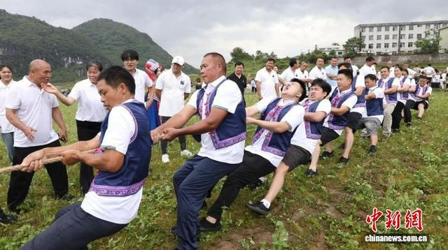 “牛王争霸”拔河比赛。张雨 摄