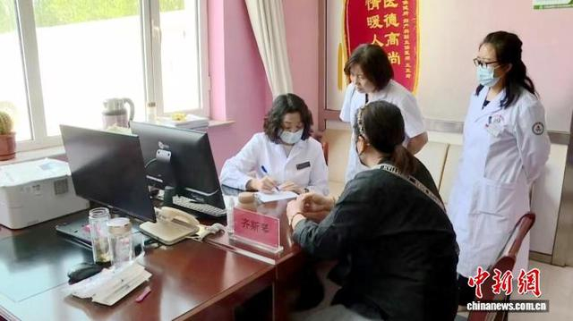 图为“京蒙帮扶”医疗团队问诊病人。 田礼军供图