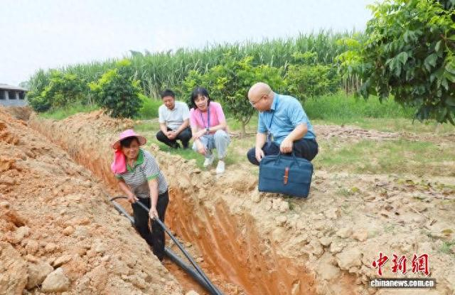 图为柳城县纪检监察干部到龙头镇瓦窑村人饮工程施工现场了解情况。李娜 摄