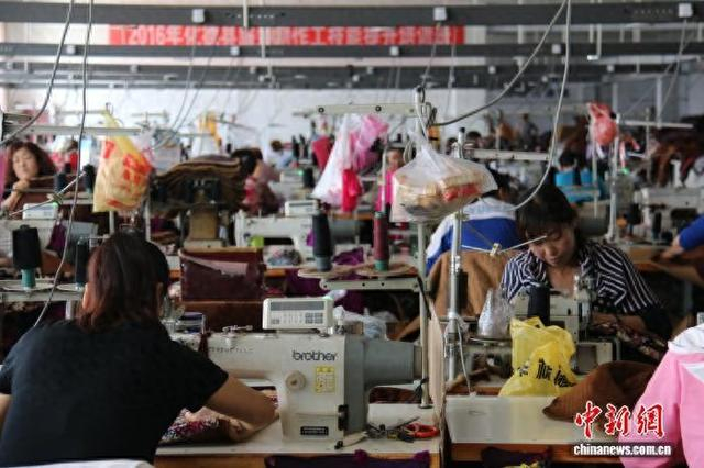 图为化德缝纫工在加工羊驼绒防寒服。 田礼军供图