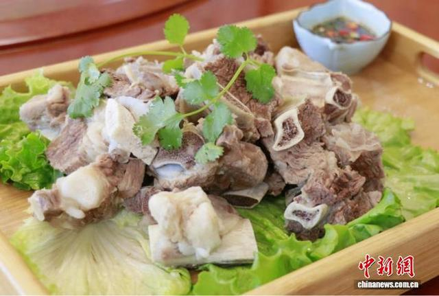 图为康乐当地特色菜“清水牛排”。康乐县融媒体中心供图