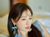 虞书欣穿蓝色连衣裙， 元气少女清新甜美，宛如最美初恋！