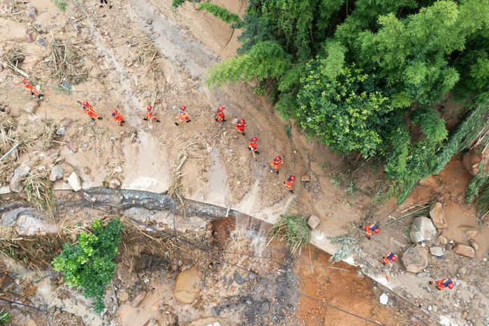 5月24日，救援人员在重庆市永川区茶山竹海街道的受灾区域工作（无人机照片）。新华社记者 王全超 摄