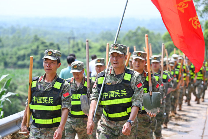 5月24日，救援人员前往重庆市永川区茶山竹海街道的受灾区域。新华社记者 王全超 摄