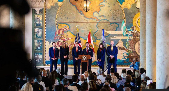 美国代理司法部长托德·布兰奇在迈阿密宣布了对古巴革命元老劳尔·卡斯特罗进行刑事诉讼。图片来源：纽约时报
