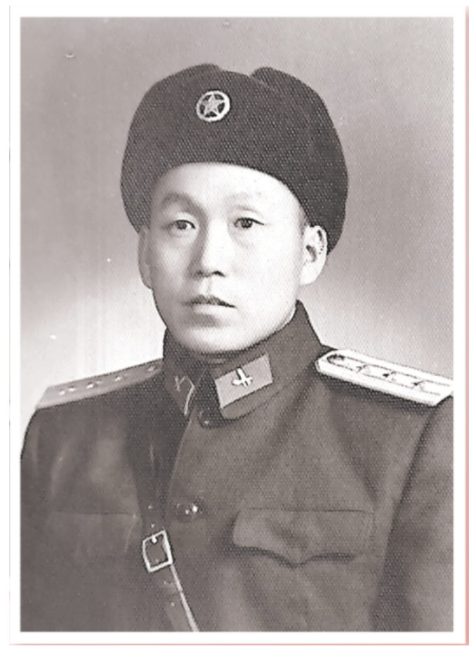 1955年，马志选被授予上校军衔时留影。 解放军报 图