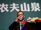 前首富钟睒睒杀入电池局：背靠养生堂，造了一个商业帝国