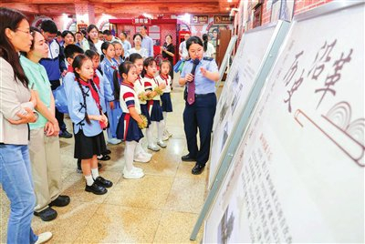 　　日前，河北区宁园小学与铁路部门、多所院校、幼儿园联合开展“百年北站·家国记忆”思政一体化研学活动。  记者 吴迪 摄