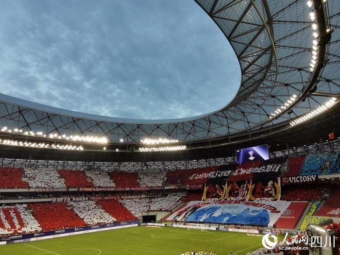 入场仪式时的南看台Tifo。人民网 罗昱摄