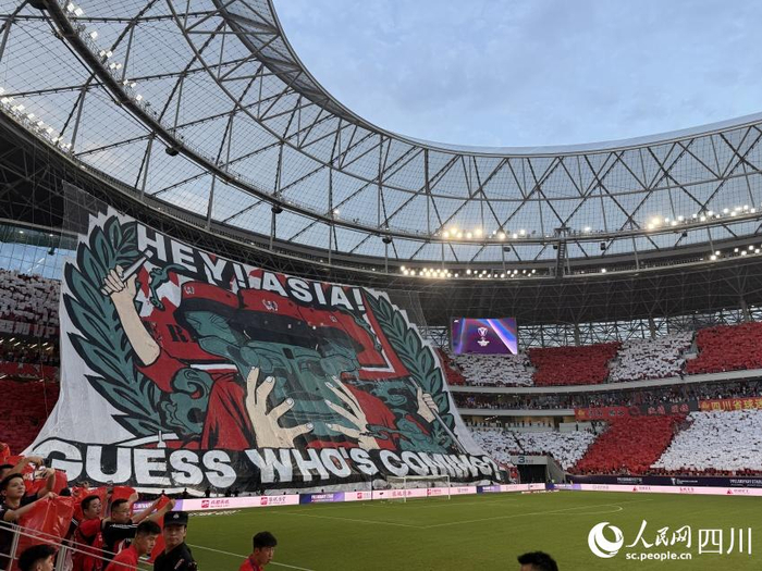 入场仪式时的主题Tifo。刘通摄