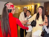 董璇女儿小酒窝同框杨丽萍，画面超养眼！