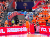 洛夫顿的肩膀看样子也伤了，提前被换下场接受场边治疗