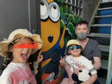 郭碧婷爸爸抗癌后携孙出镜！祖孙三人神似，豪门育儿观引热议