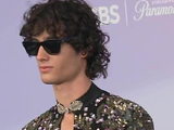 sombr 现身最新全美音乐奖红毯现场