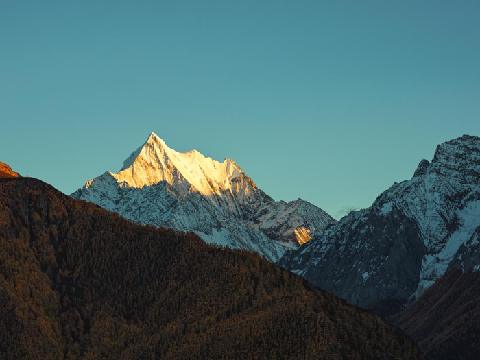 夏诺多吉雪山呈现日照金山景观（摄影：新华社记者薛晨）