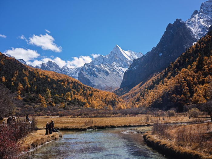 秋日稻城亚丁景区的雪山、草甸和河流（摄影：新华社记者薛晨）