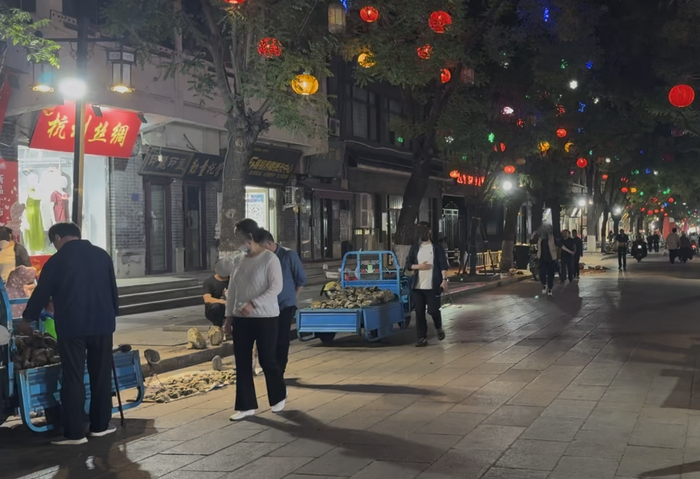 在泰安市通天街，商贩趁着夜色摆摊售卖泰山石。 新京报记者 齐少乾 摄