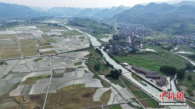图为航拍巨丰堰灌区万亩粮油基地。杨林波 摄