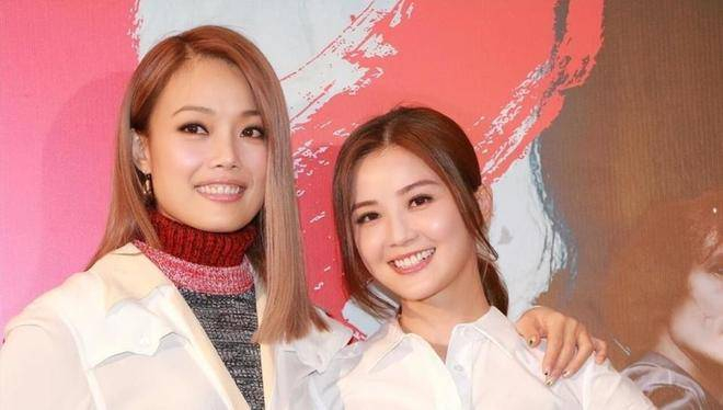  从1999年签约时的力排众议，到2003年她获最受欢迎女歌手奖时台下的掌声；从2015年的失恋茶话，到2025年的座位调换，再到2026年舞台上落泪的感谢，时间见证了一切。香港娱乐圈更新换代迅速，容祖儿从英皇三小花之一，成长为独一无二的一姐；杨受成也从50多岁的中年商人，成长为82岁的集团主席。他们之间那份超越雇佣关系的联结，成了圈中最心照不宣的秘密。没有高调宣扬，没有刻意炒作，但所有人都明白，这段关系，容祖儿今生都无法轻易割舍。杨受成不娶，也不放手；她不解约，也不离开。就这样，27年过去了，也许未来，还会继续。