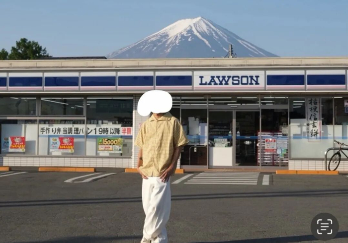 罗森便利店因其招牌与富士山同框的独特景观，近年来成为网红打卡点。涉事博主社交媒体截图