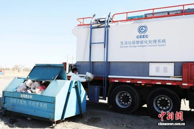 图为垃圾焚烧车。 李宁 摄