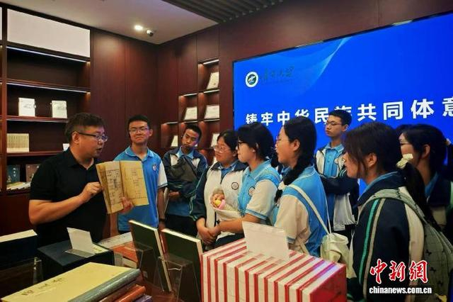 师生参观宁夏大学中华民族共同体教育基地。 宁夏大学供图