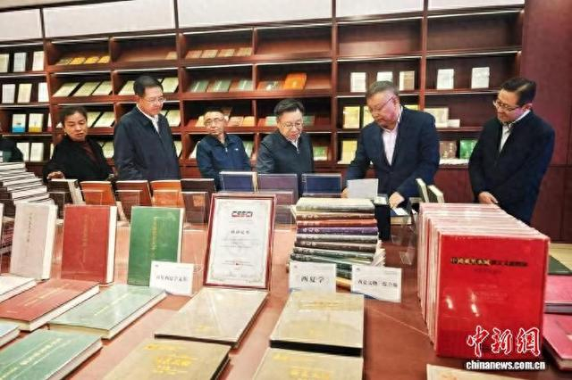 社会各界人士参观宁夏大学中华民族共同体教育基地。 宁夏大学供图