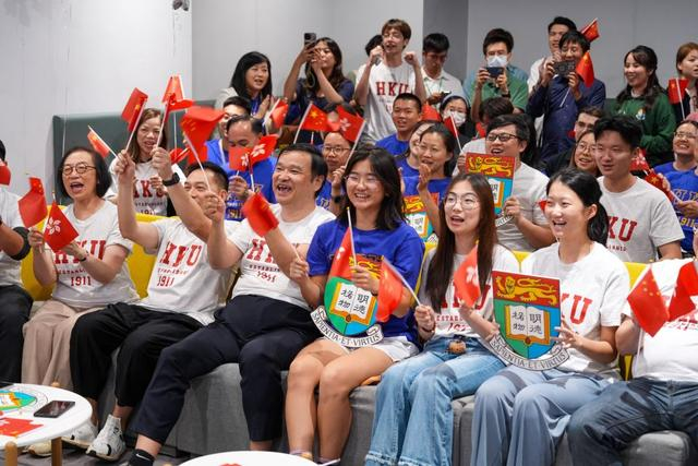5月24日，香港大学师生庆祝神舟二十三号载人飞船发射取得圆满成功。新华社记者 朱炜 摄