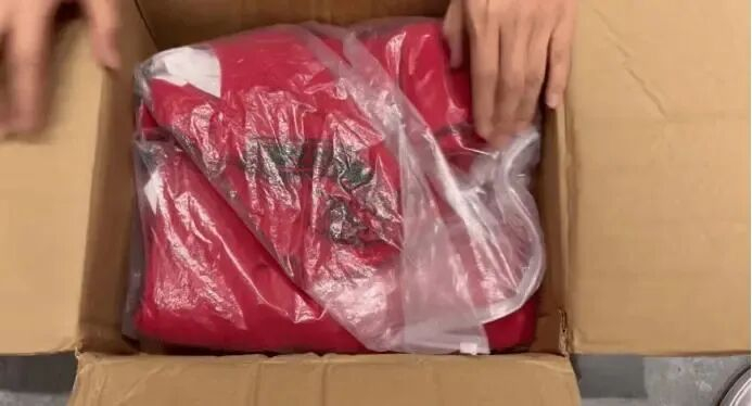 葛加林遇到的调包退货，买家下单的是高达，退回来一个红色书包。讲述者供图