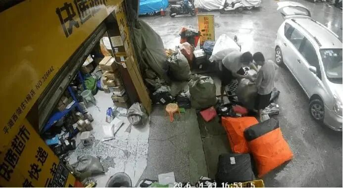 童装商家在第二家驿站调取的监控。讲述者供图