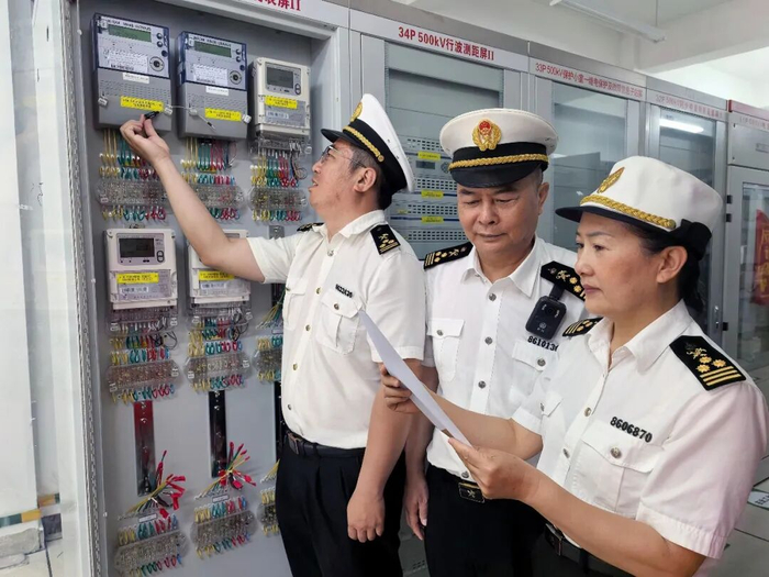 西双版纳海关关员在云南电网西双版纳供电局500千伏版纳供电站现场监管。刘佳龙 摄