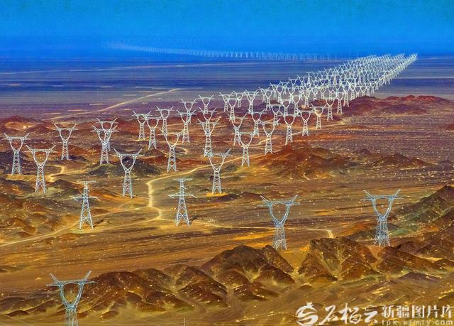 哈密—重庆±800千伏特高压直流输电工程（即“疆电入渝”工程）起点——巴里坤换流站外的输电铁塔（资料图）。金炜摄‍