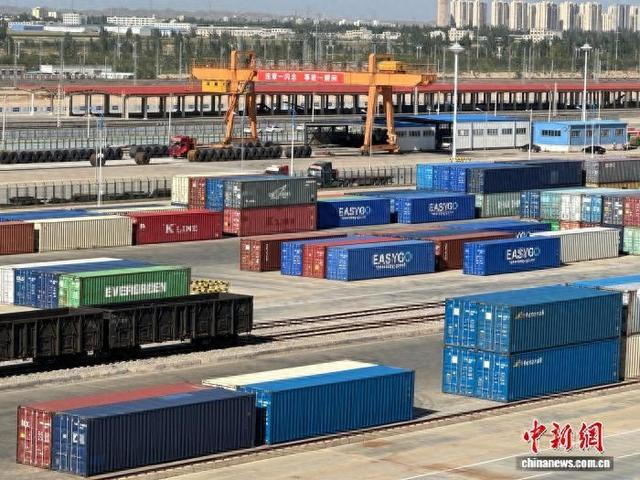图为甘肃省兰州市中川北站物流园里排列整齐的物流集装箱。戴文昌 摄