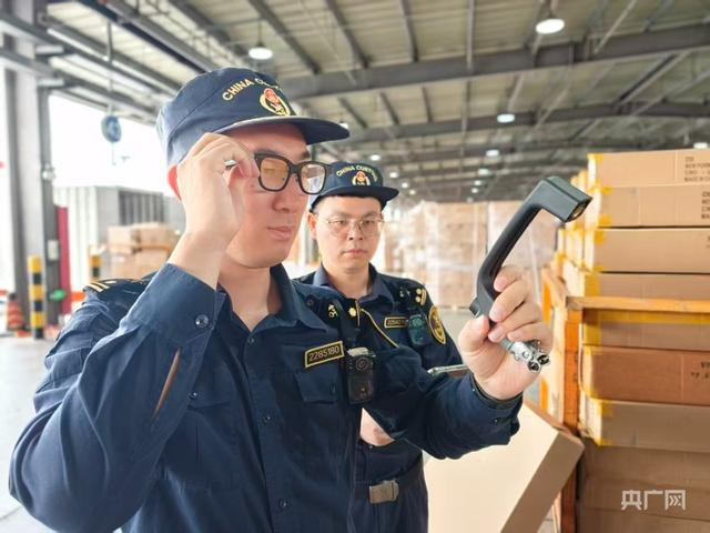 上海海关关员使用AR眼镜和查验助手识别货物（央广网发 吕良剑 摄）