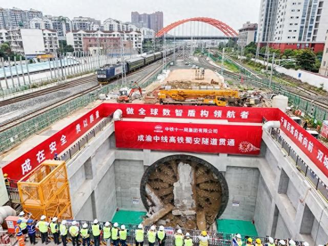 5月22日，在四川省成都市成华区，成渝中线高铁蜀安隧道顺利贯通（无人机照片）。 新华社记者 王曦 摄