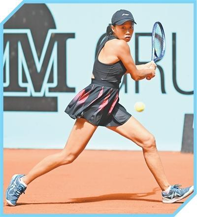 2026年马德里网球公开赛，张帅在女单首轮比赛中回球。　　新华社记者 程 敏摄