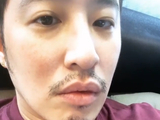 潘玮柏晒近照一脸胡茬显沧桑 脸颊瘦出棱角黑眼圈明显