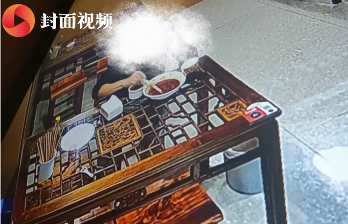 食客吃面疑浪费6勺辣椒酱被店主网上曝光 律师：商家可索赔但视频应打码