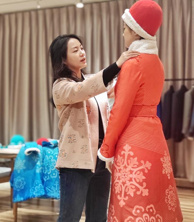 2022年楚艳负责北京冬奥会颁奖礼仪服装“唐花飞雪”系列颁奖礼服的设计。受访者供图