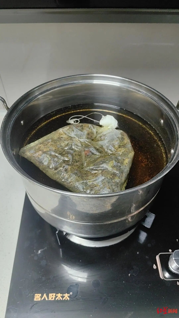 ▲王军给客户煮艾草水