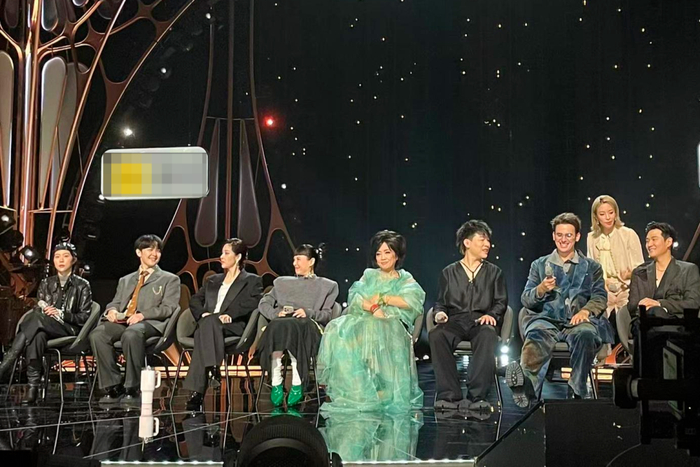 竞演结束后，歌手们接受媒体采访